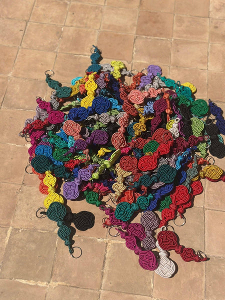Porte-clés NIHAYA coloré et noué à bouton