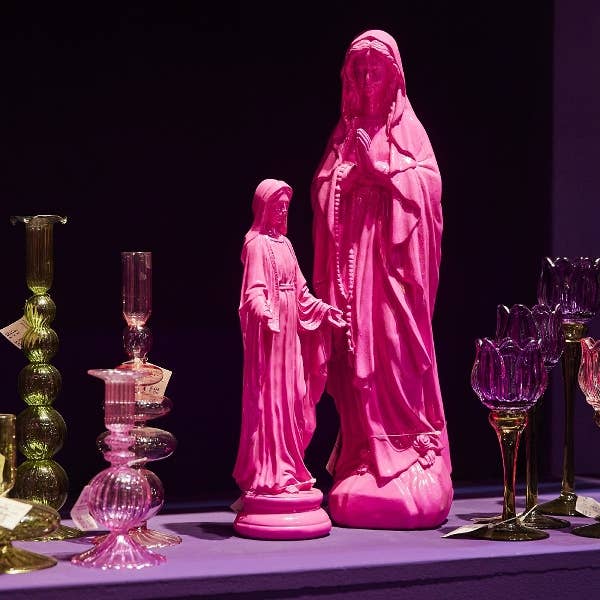 Madonna, rose, polyrésine, 13,5 x 11 x 48 cm