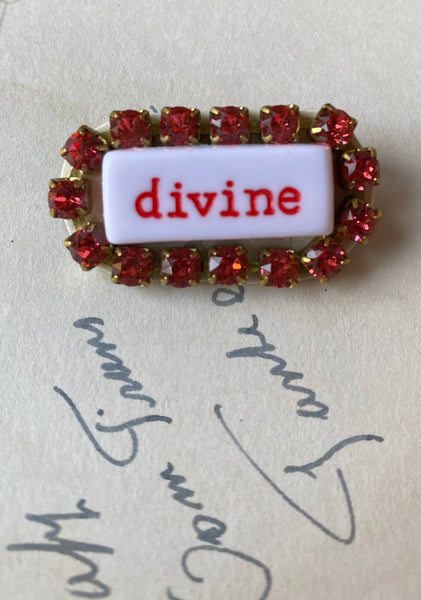 Broche en strass « WORD »