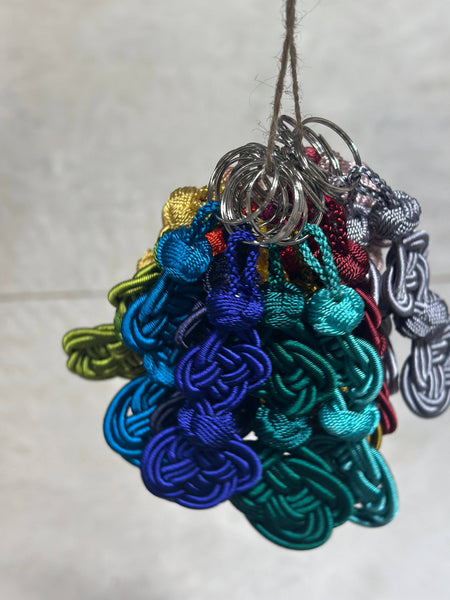 Porte-clés NIHAYA coloré et noué à bouton