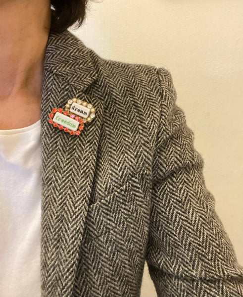 Broche en strass « WORD »