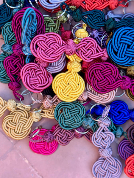 Porte-clés NIHAYA coloré et noué à bouton