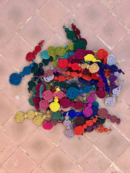 Porte-clés NIHAYA coloré et noué à bouton