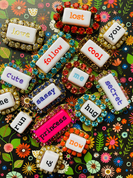 Broche en strass « WORD »