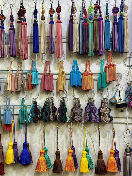 Porte-clés NIHAYA coloré et noué à bouton