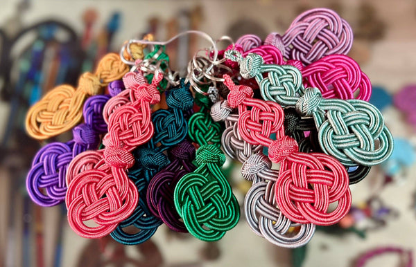 Porte-clés NIHAYA coloré et noué à bouton