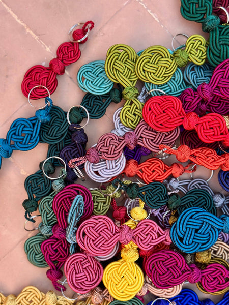 Porte-clés NIHAYA coloré et noué à bouton
