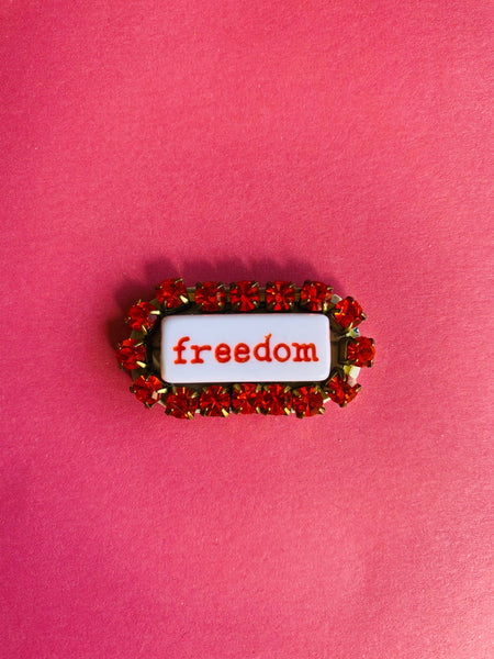 Broche en strass « WORD »
