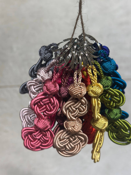 Porte-clés NIHAYA coloré et noué à bouton