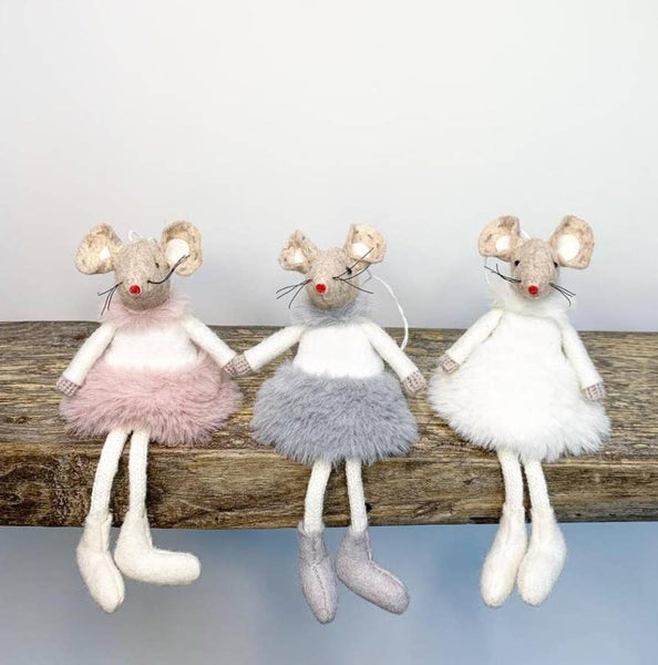 Souris en tissu suspendue dans une robe rose moelleuse, 18 cm