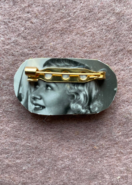 Broche en strass « WORD »