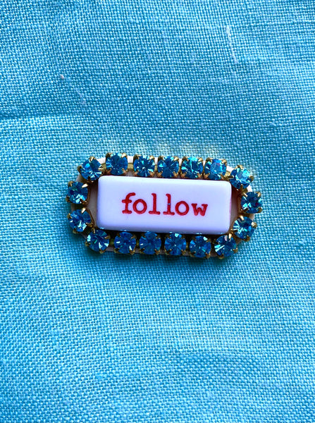 Broche en strass « WORD »