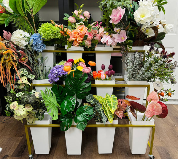 Présentoir à fleurs de qualité à 3 niveaux et 12 seaux, métal doré: Blanc