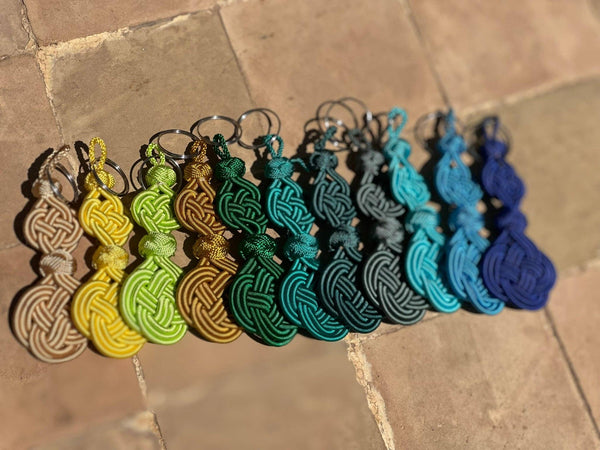 Porte-clés NIHAYA coloré et noué à bouton