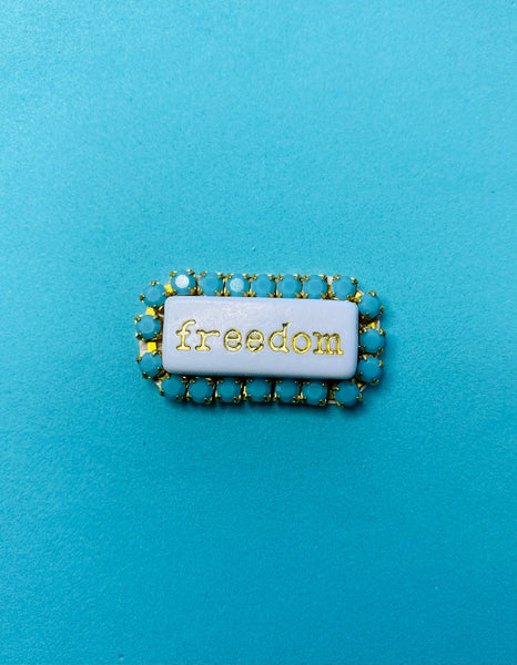 Broche en strass « WORD »