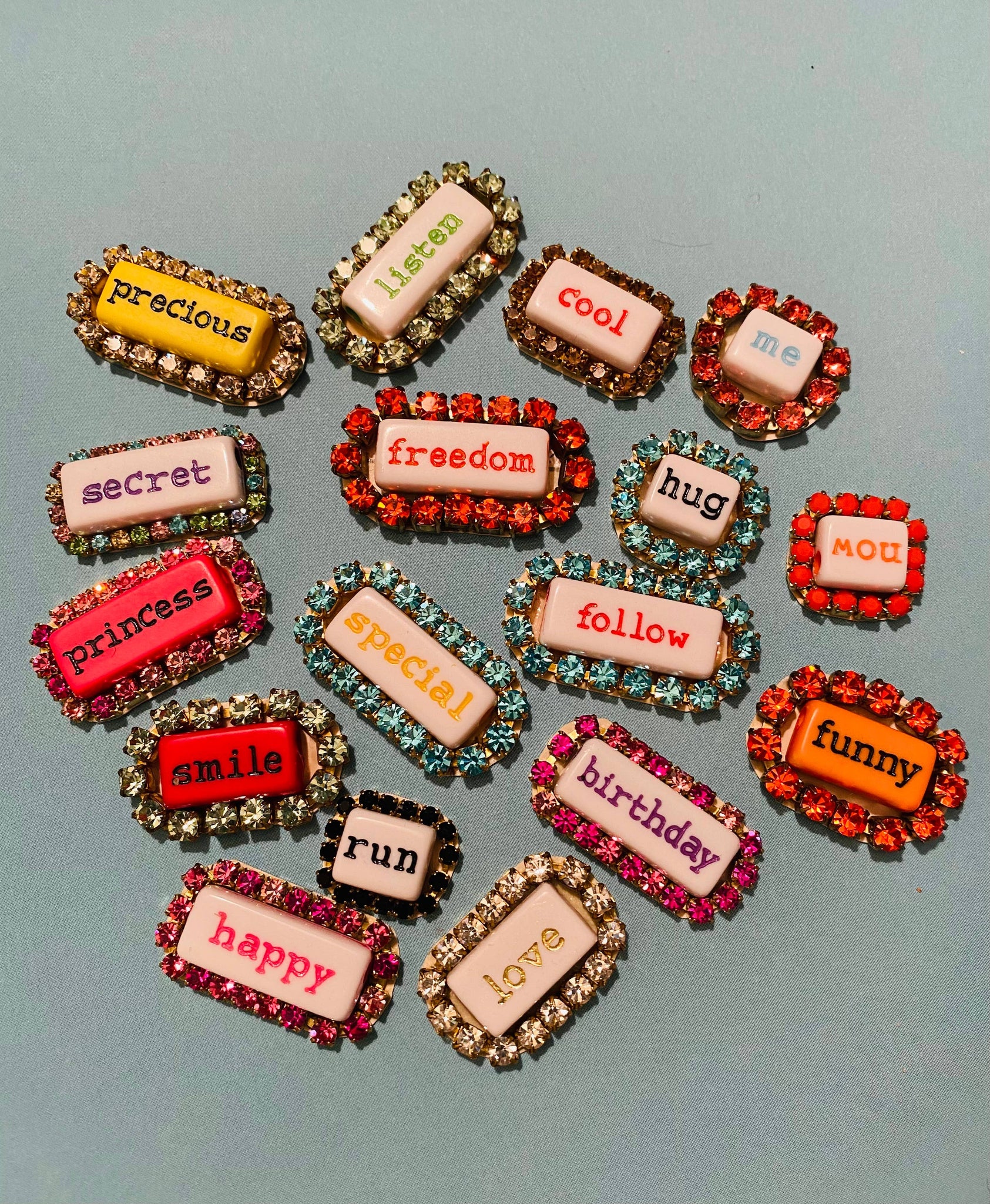 Broche en strass « WORD »