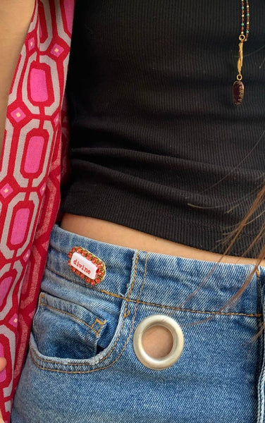 Broche en strass « WORD »